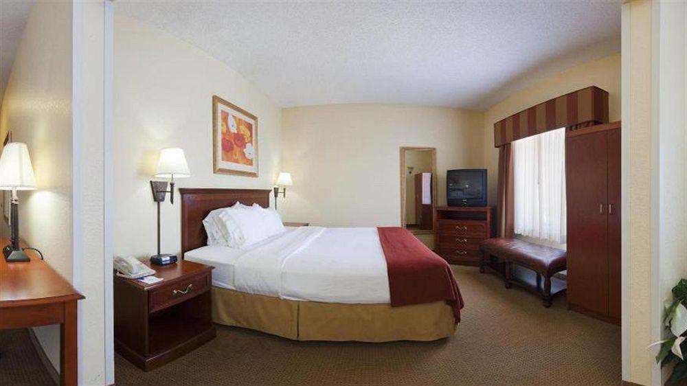 Express & - By Ihg Hotel Muncie